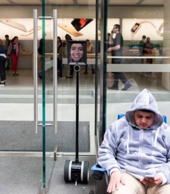 Новости дня на THG: робот в очереди за iPhone и собственный мессенджер "ВКонтакте"