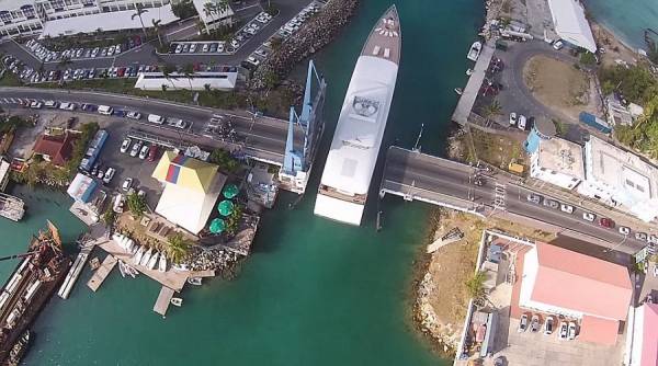 Видео: яхта Стива Джобса стоимостью $120 млн. чудом прошла узкий пролив