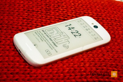 MWC 2015: появились живые фото белого YotaPhone 2 и прототипа чехла-бампера