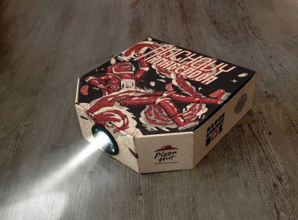 Коробки для пиццы превратили в проекторы
