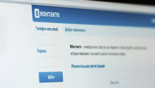 Новости дня на THG: робот в очереди за iPhone и собственный мессенджер "ВКонтакте"