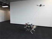 Квадрокоптер обучили "выгуливать" четырехногого робота (ВИДЕО)