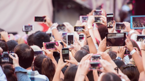 Телефоны на концертах: запрещать или нет?